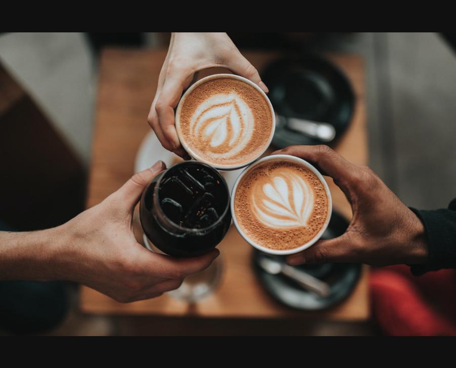 コーヒーのラテアートを持ち寄って乾杯するシーン